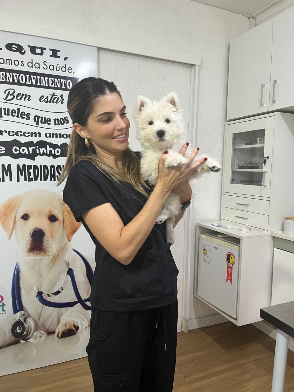 Tutora com pet atendido na clínica veterinária em Taubaté